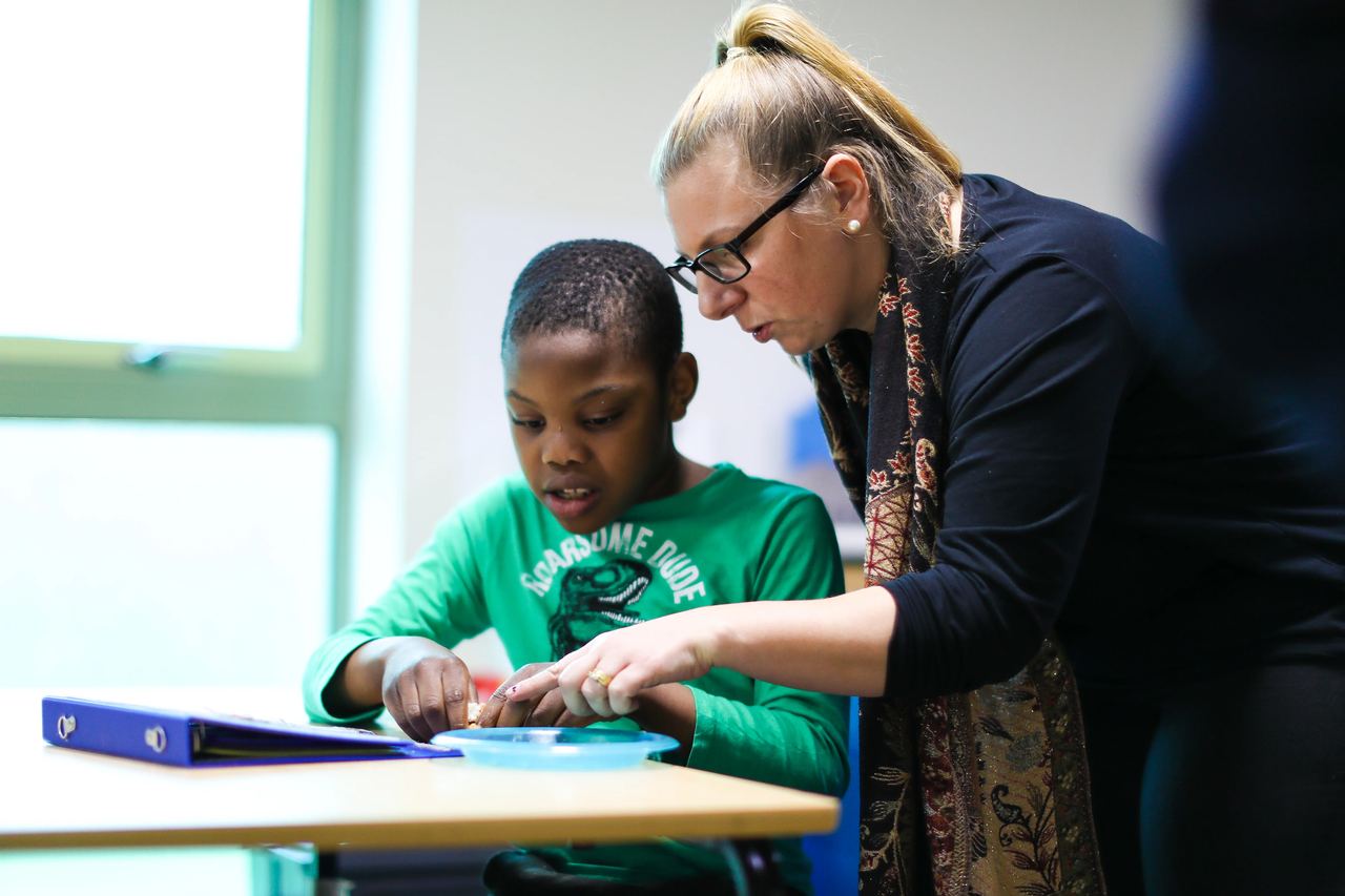 A Tezlom support worker helping a young person with school work